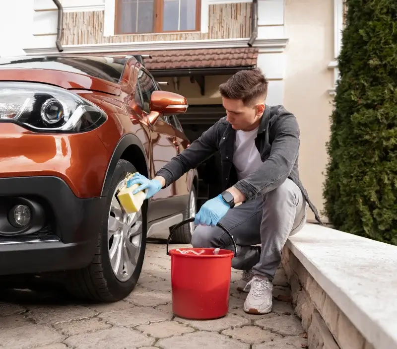 Lavage auto à domicile Pierrelongue : professionnel intervenant sur un véhicule
